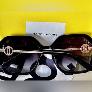 Marc Jacobs Like New Sunnies Black frame & lenses/neat gold logo bows case&cloth